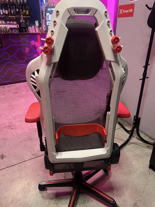 Продается игровые кресла dxracer air