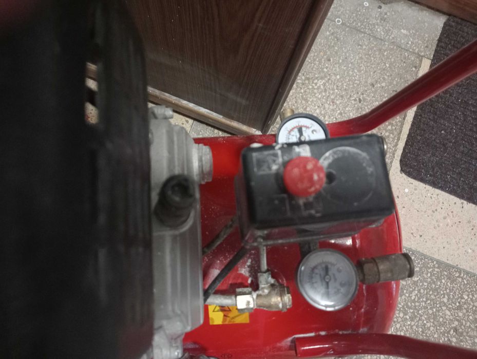 Vând compresor 10 bari , folosit foarte puțin, preț 500 lei.