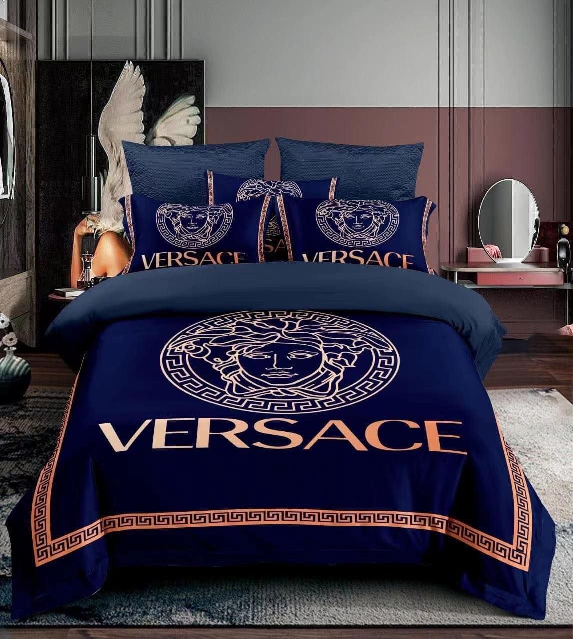 Lenjerii Versace pe stoc