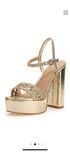 Златни сандали на Guess