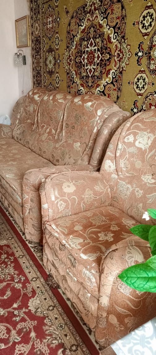 Продам мягкий уголок диван и два кресла