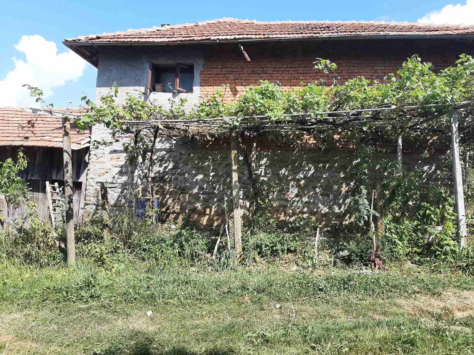 Продавам тухлена къща на 2 етажа с площ 116 кв м Дворно място 5453 кв