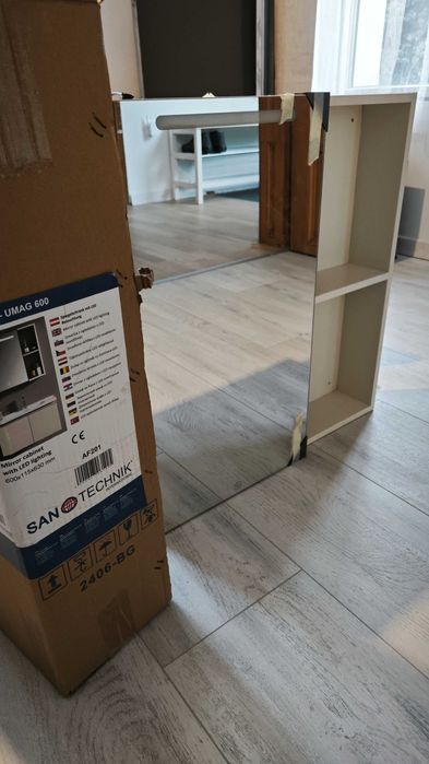 Продавам горен шкаф за мивка за баня