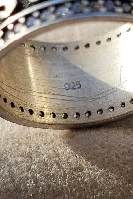 Inel argint cu bandă ornamentală si zirconiu cubic