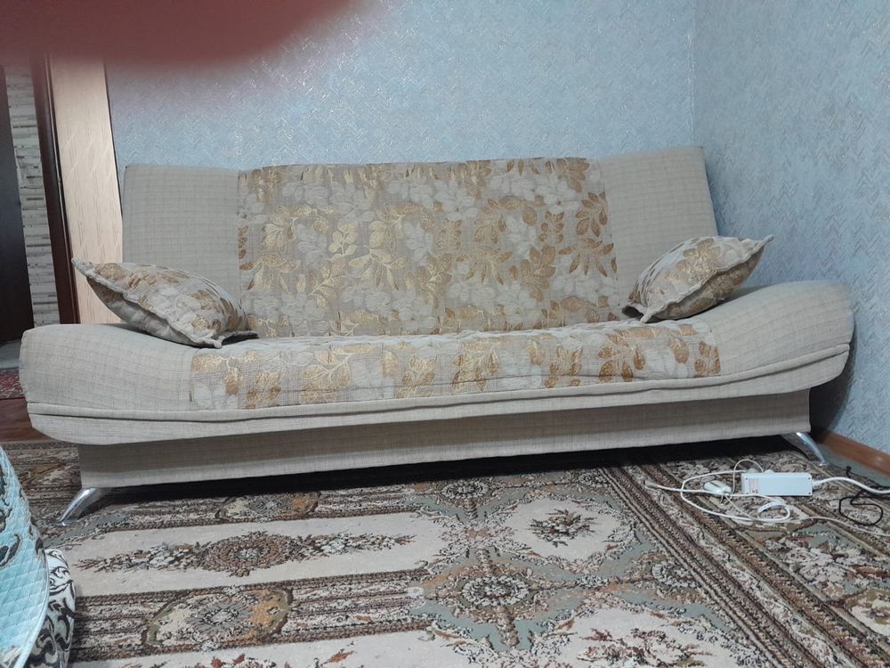 Продается диван с двумя креслами
