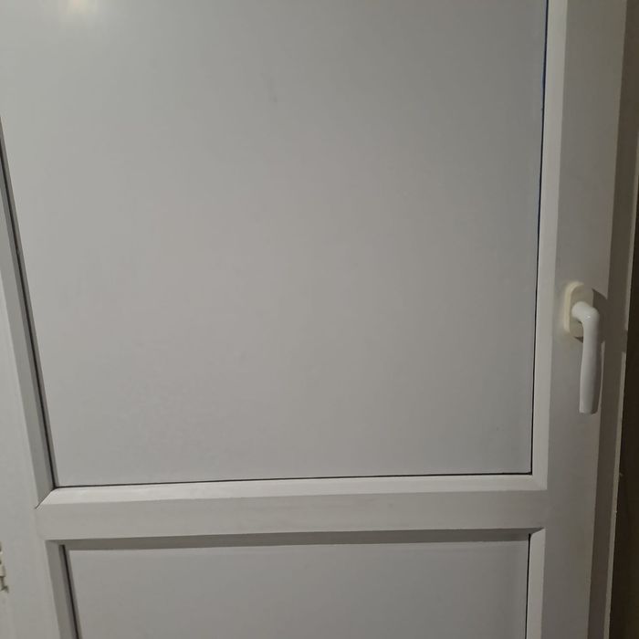 продам новую пластиковую дверь
