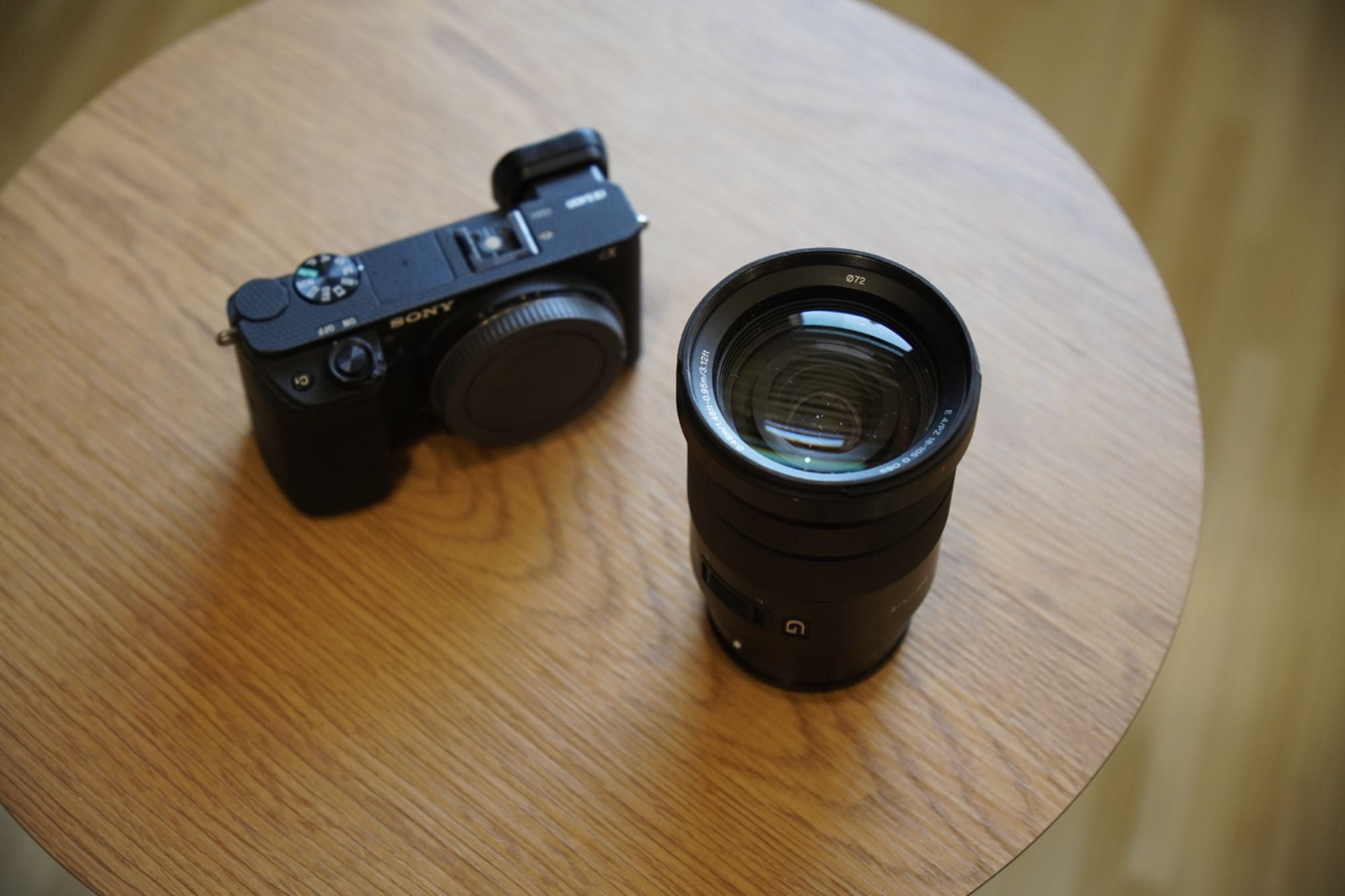 Sony A6400 с обектив Sony 18-105mm F4 G OSS + аксесоари - комплект