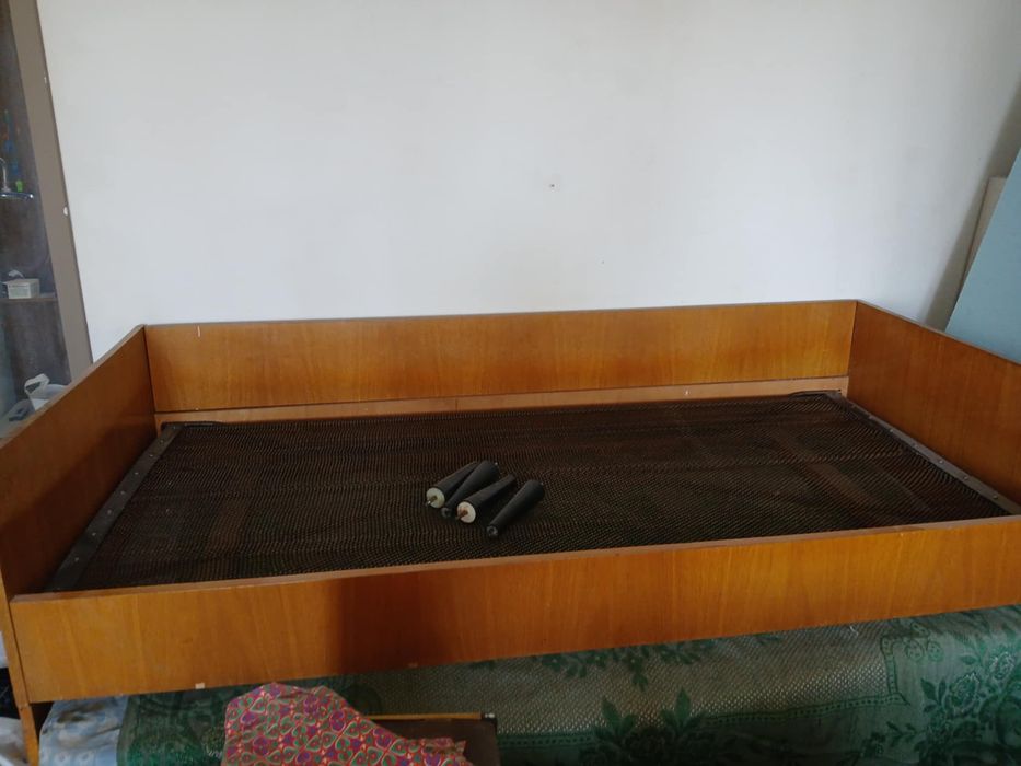 2 броя Дървено легло с пружини