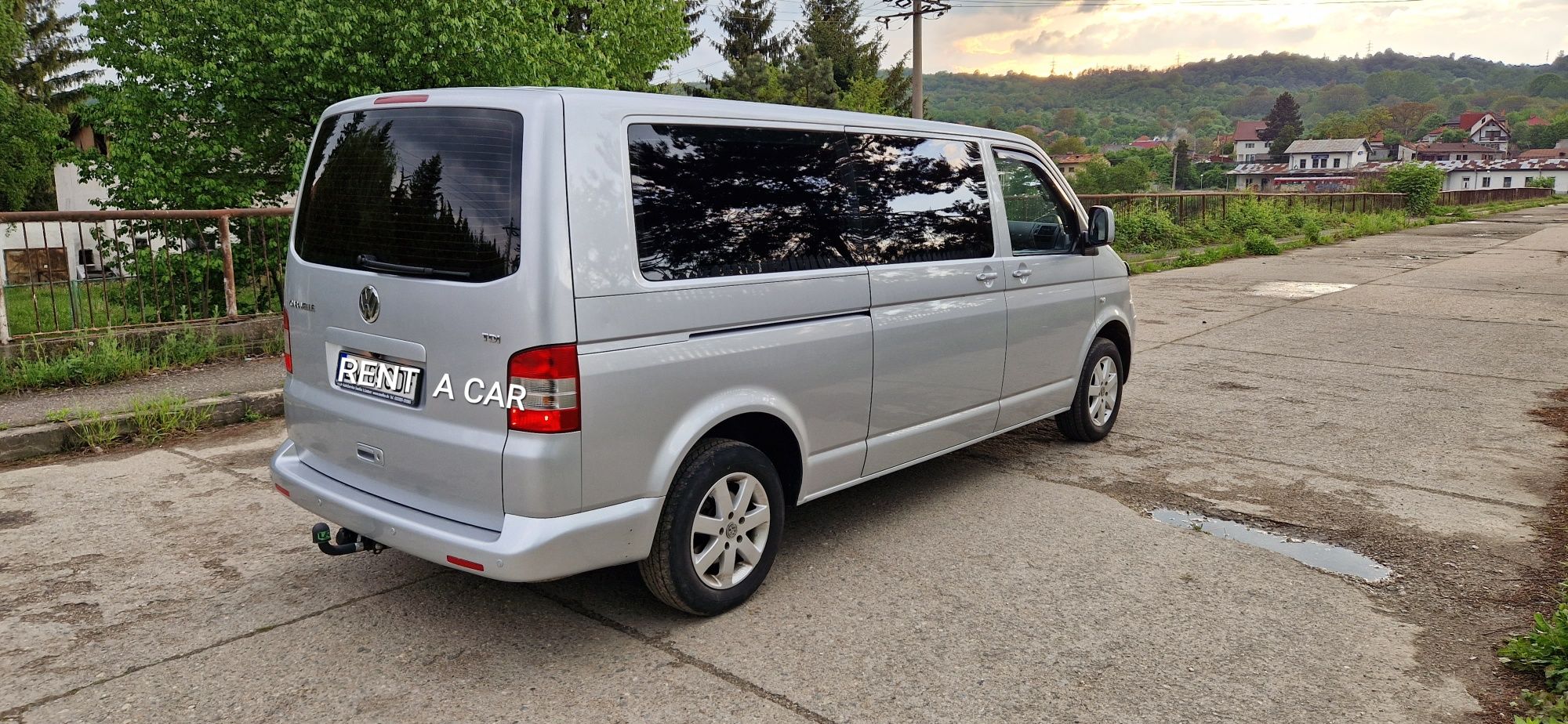 Închiriez, organizez trasee Volkswagen Caravelle 8+1 locuri, modelul l