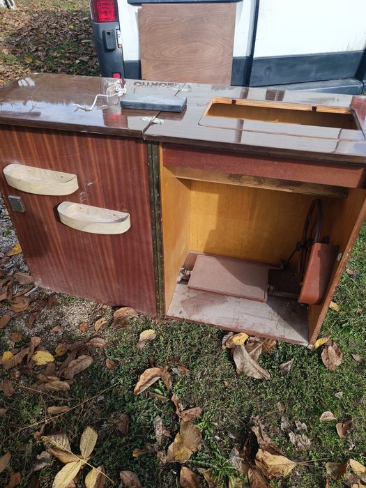 Стара крачна шевна машина