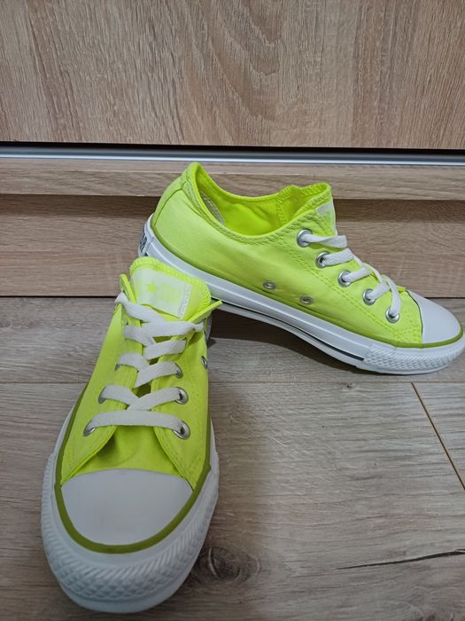 Vând teniși Converse