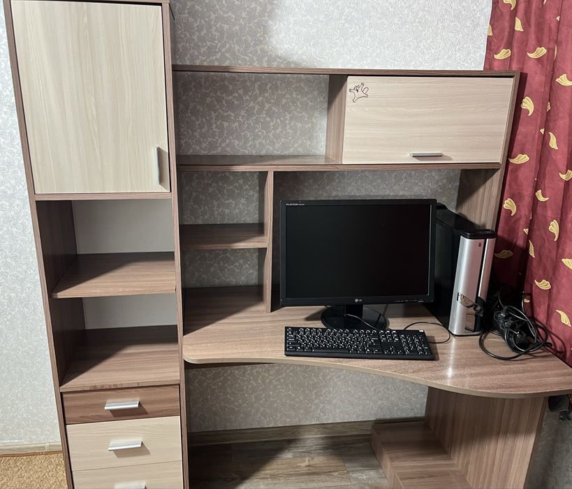 Продам компьютерный стол