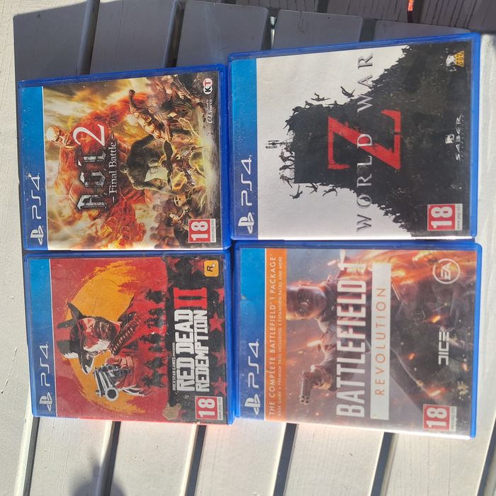 Vand PS 4 cu controller si 4 CD in stare buna.