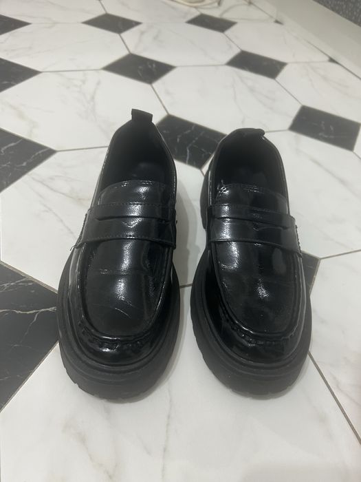 Продам женские, лакированные лоферы в отличном состоянии