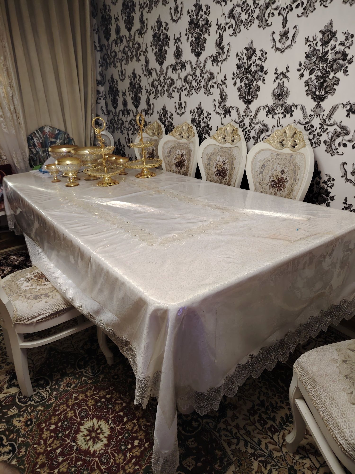 Срочно продаётся стол со стульями