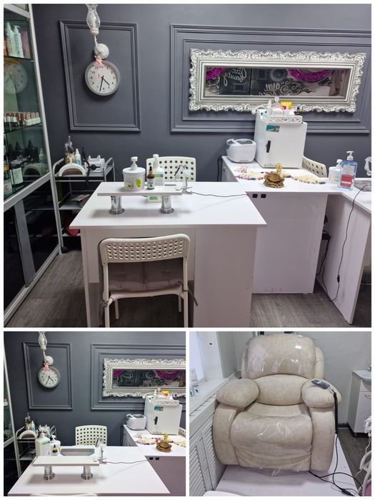 Мастер маникюра с удовольствием предлагает свои услуги.