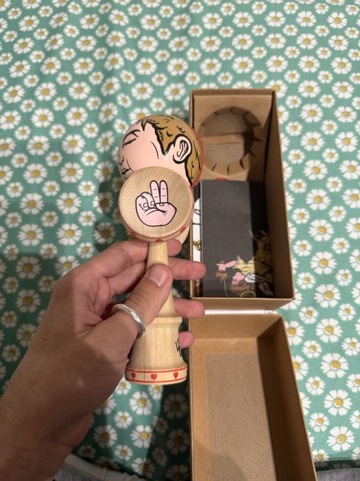 Kendama krom x love gang editie limitata