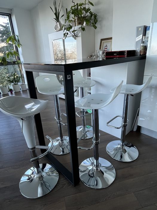 5 бели барови столове с модерен дизайн и удобни седалки.