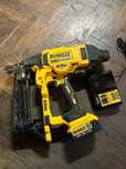 DEWALT DCFS950N Fără perii XR Scrimă Capsator 18V Bare Unit