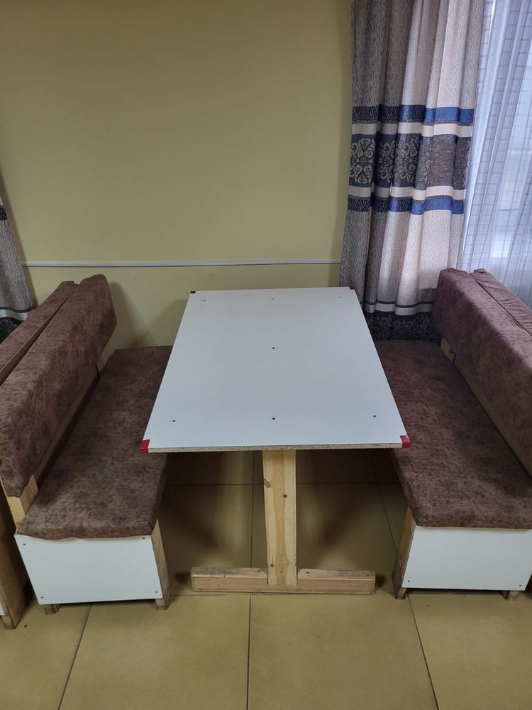 Продам комплект (стол и мини-диваны)