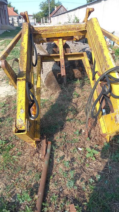Brat cu cupa, tractor Internațional