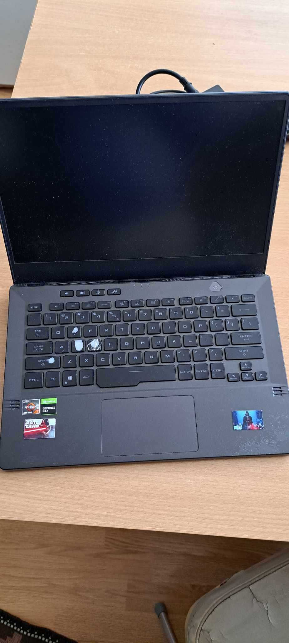 Laptop Asus Zephyrus G14 cu placă de bază arsă.