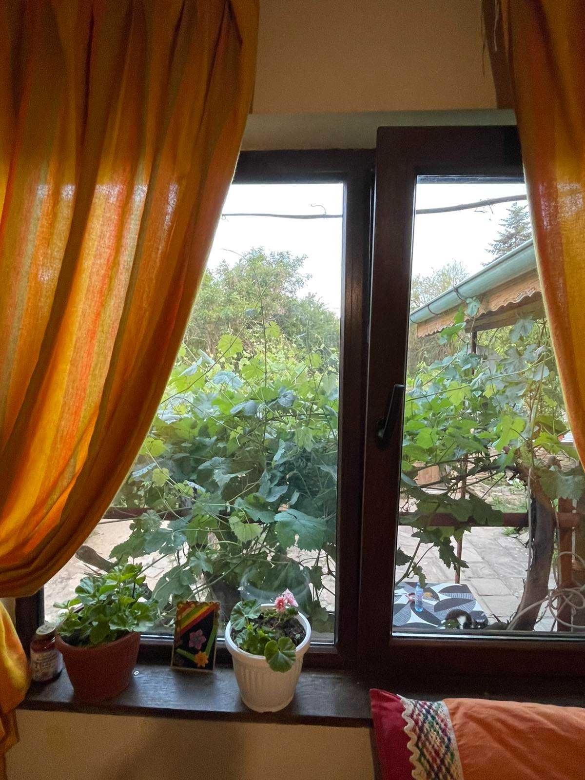 Продава се парцел 715 кв.м. + поддържана масивна къща в с. Медвен
