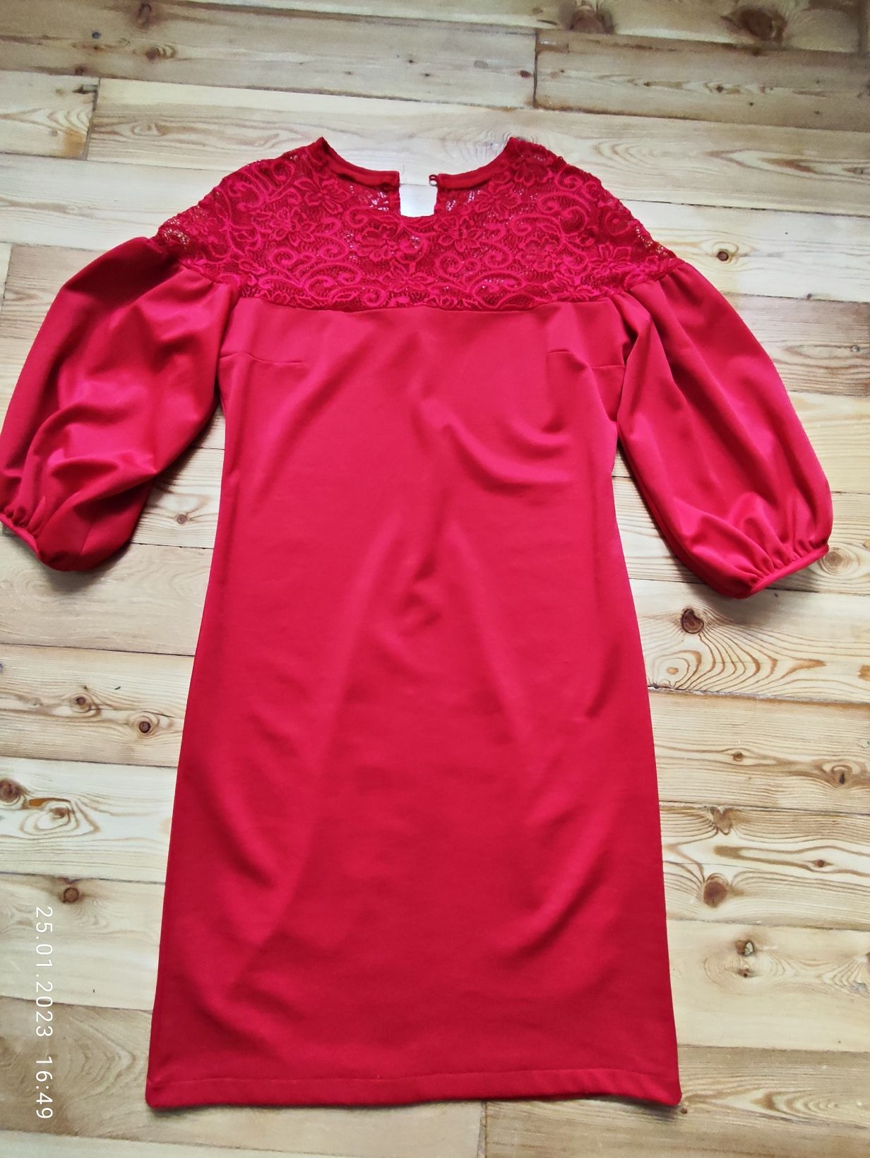 Красное платье, сверху гипюр