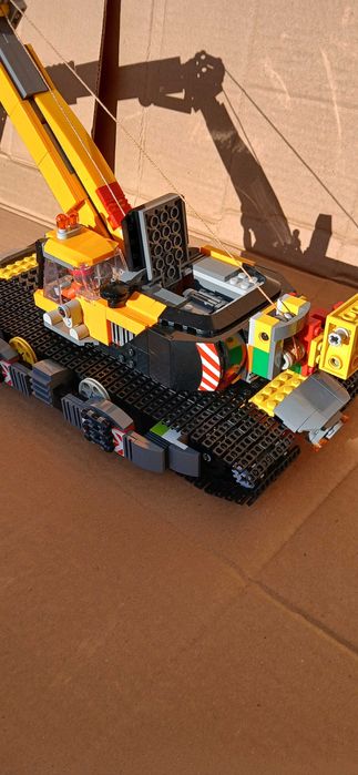 Лего багер с уникални двуредови вериги.