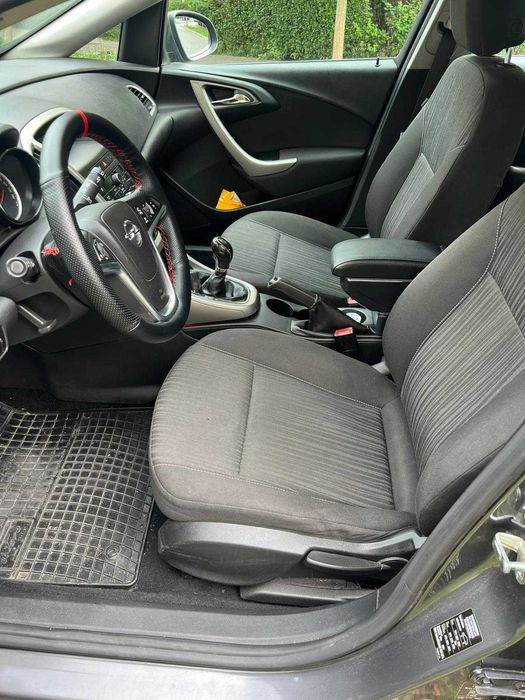 Opel Astra J 2011