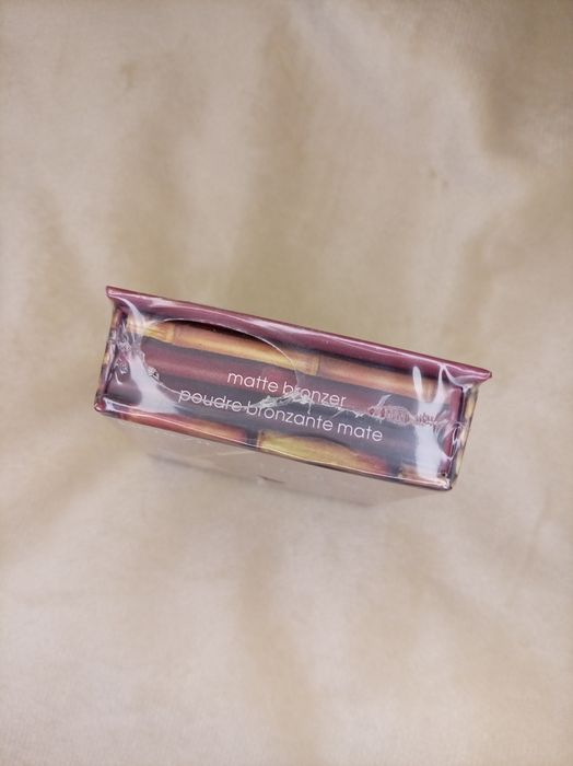 bronzer mat pudră Benefit Hoola de 8g.