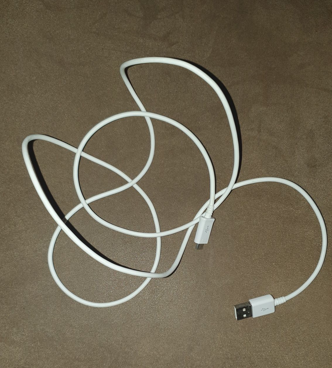 Кабел за зареждане и пренос, може би за iPhone