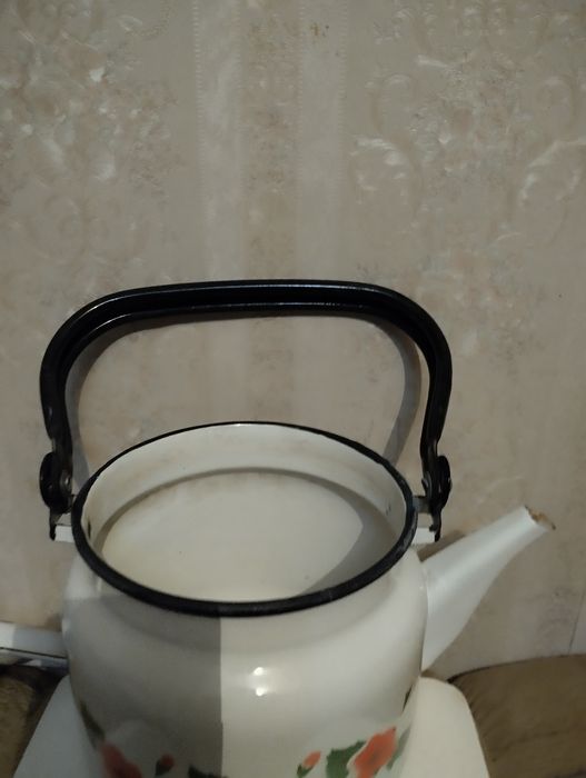 Чайник эмалированный.