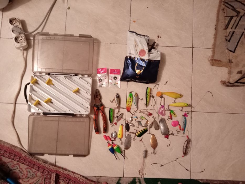 Продам кейс двойной, и приманки, посгагупс, и тд