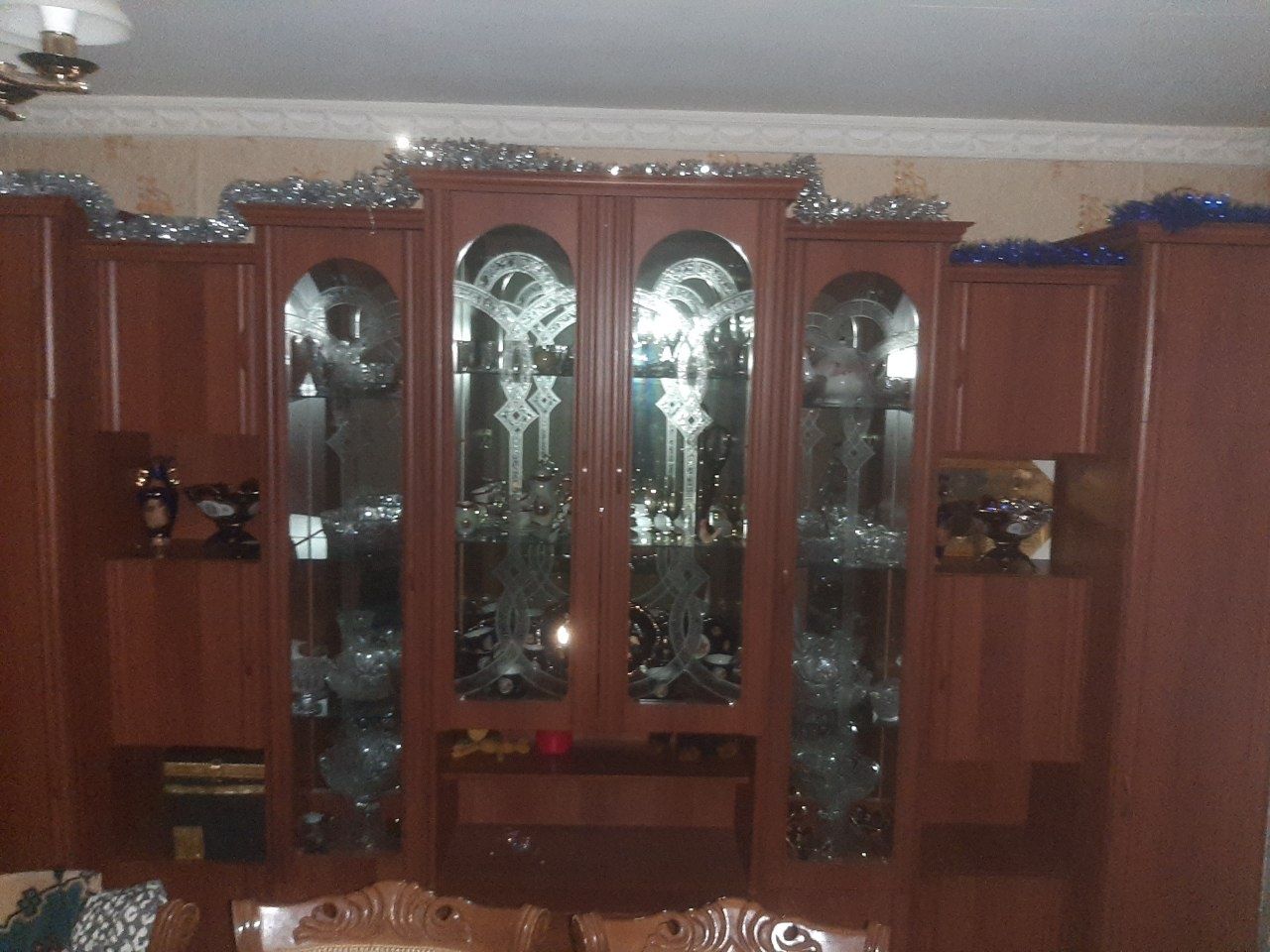 Продаётся мебель Б/У . Стол стул 10 персон + стенка.