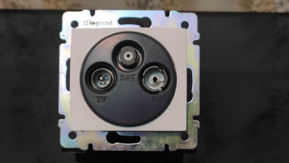 Legrand Valena Classic (белый)  оконечная TV + Radio + SAT.