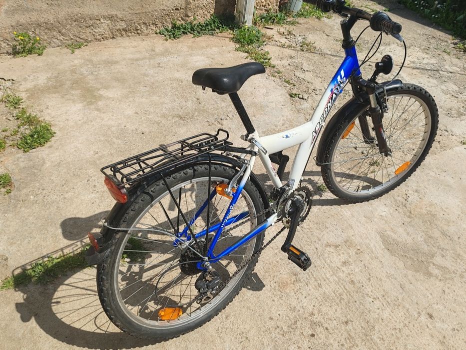 Bicicleta cu echipament Shimano pentru copii intre 8-12 ani.