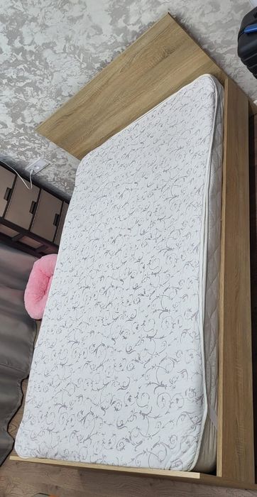 Продам полуторную кровать с матрасом в отличном состоянии