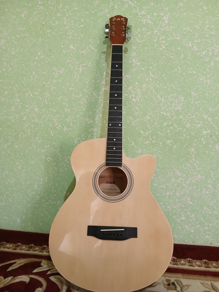 Gitara sotilad narxi600.000ming so‘m.