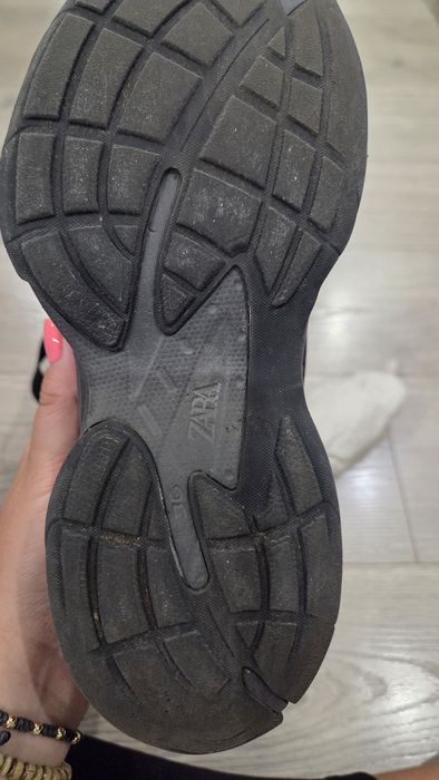 Продавам дамски високи кецове Zara