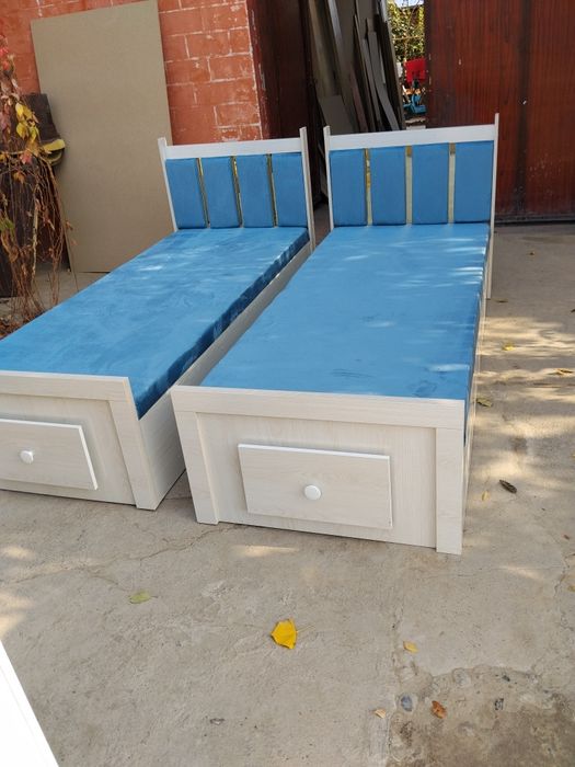 Yakka divanlar  xar xil ranglari bor