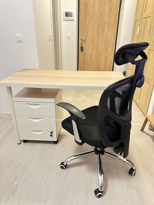 Birou complet IKEA plus scaun ergonomic. Se pot vinde si individual!