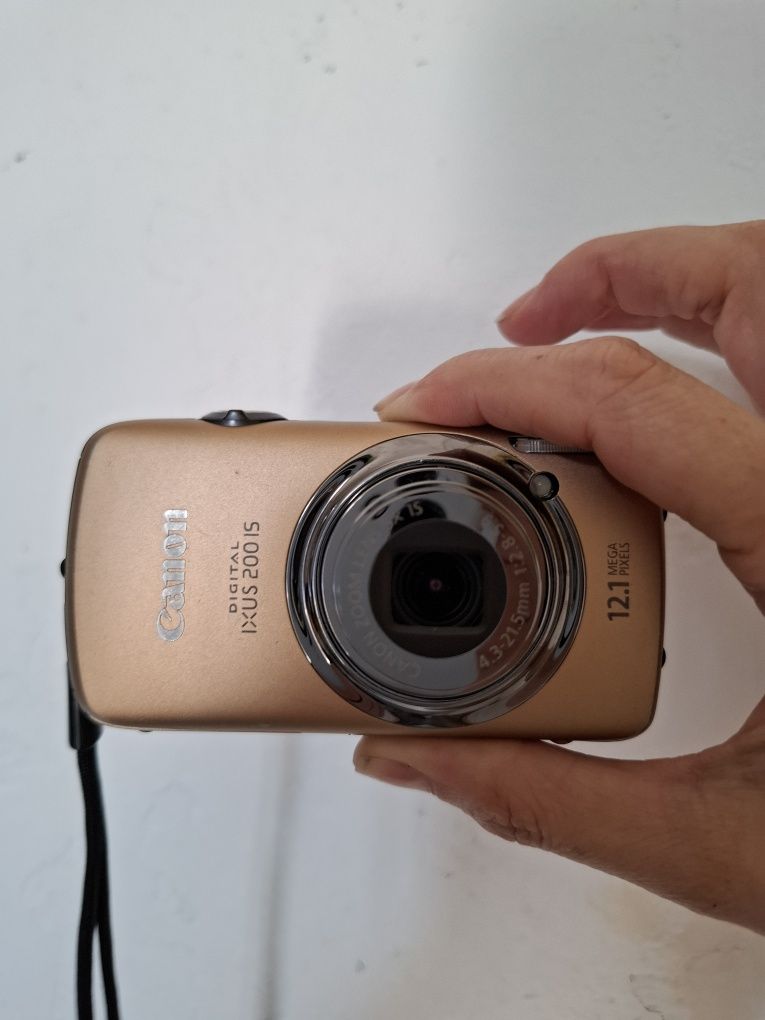 Комплект Компактен дигитален фотоапарат Canon digital IXUS 200is