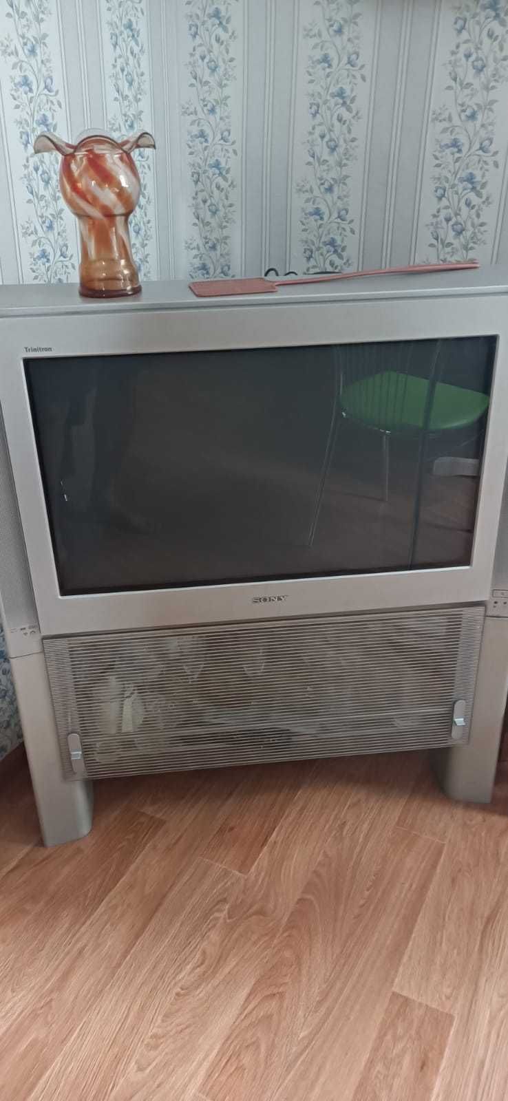 Продам Б/у телевизор Sony Trinitron в рабочем состоянии c тумбой