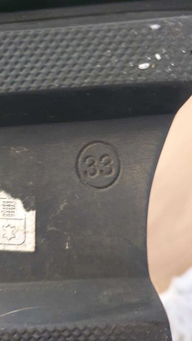 Vand bocanci negri luciosi de piele pentru fete