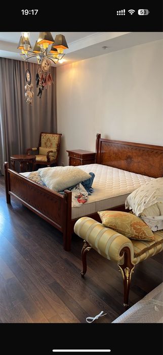 Продам кровать с матрасом и двумя тумбами