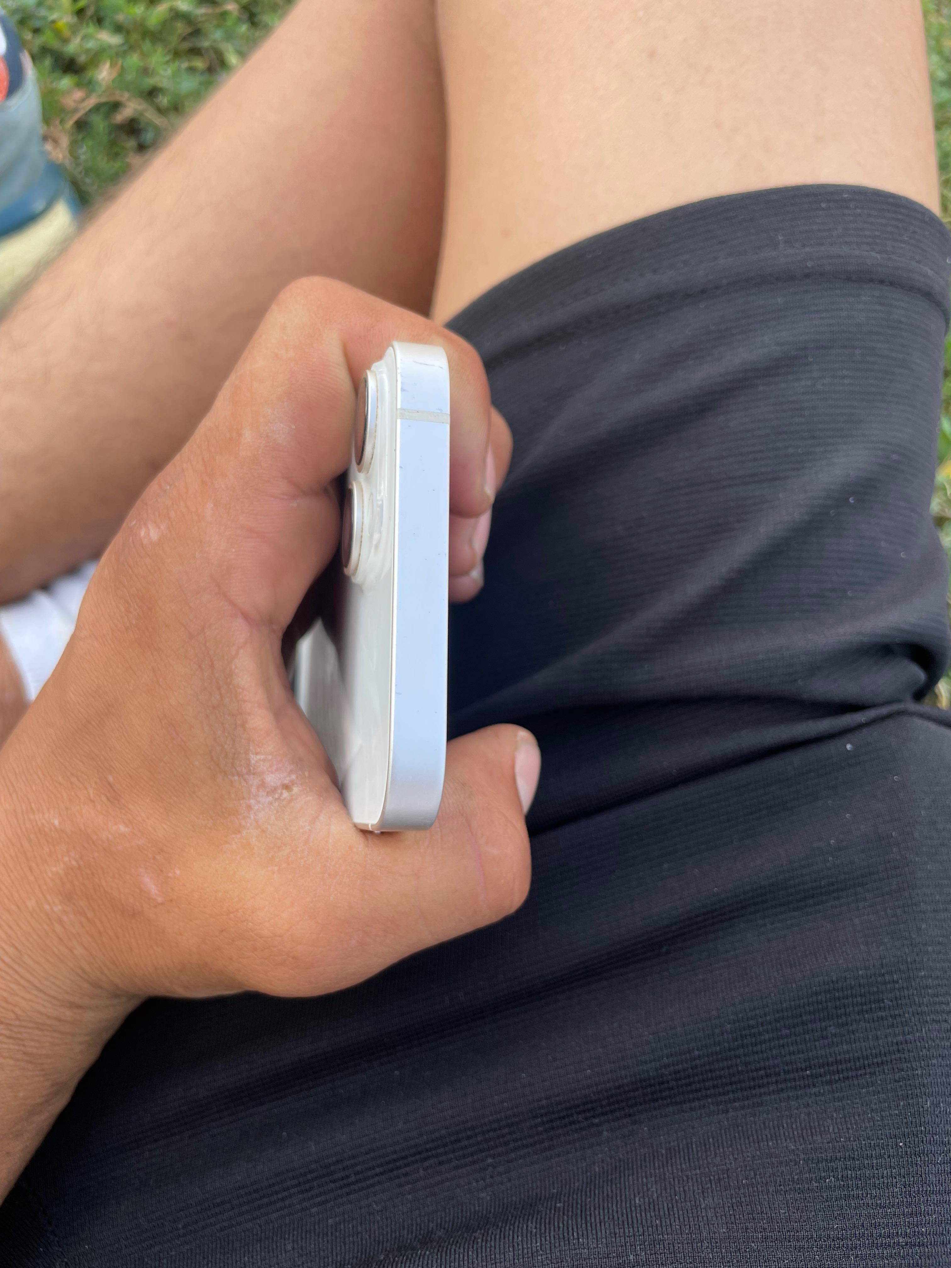 iPhone 13 продава се