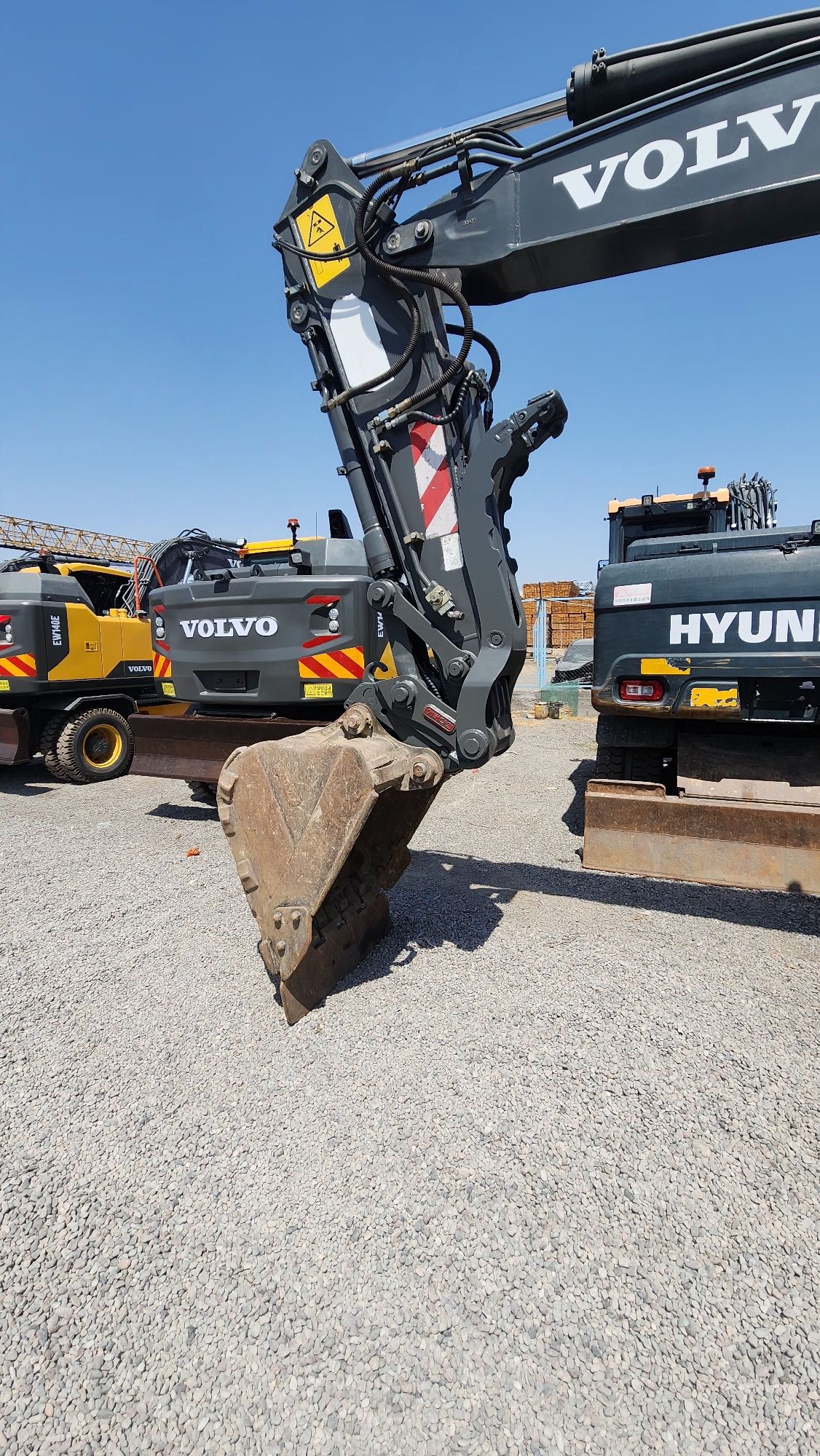 Ekskavator Volvo EW145B 2014 yil sotiladi