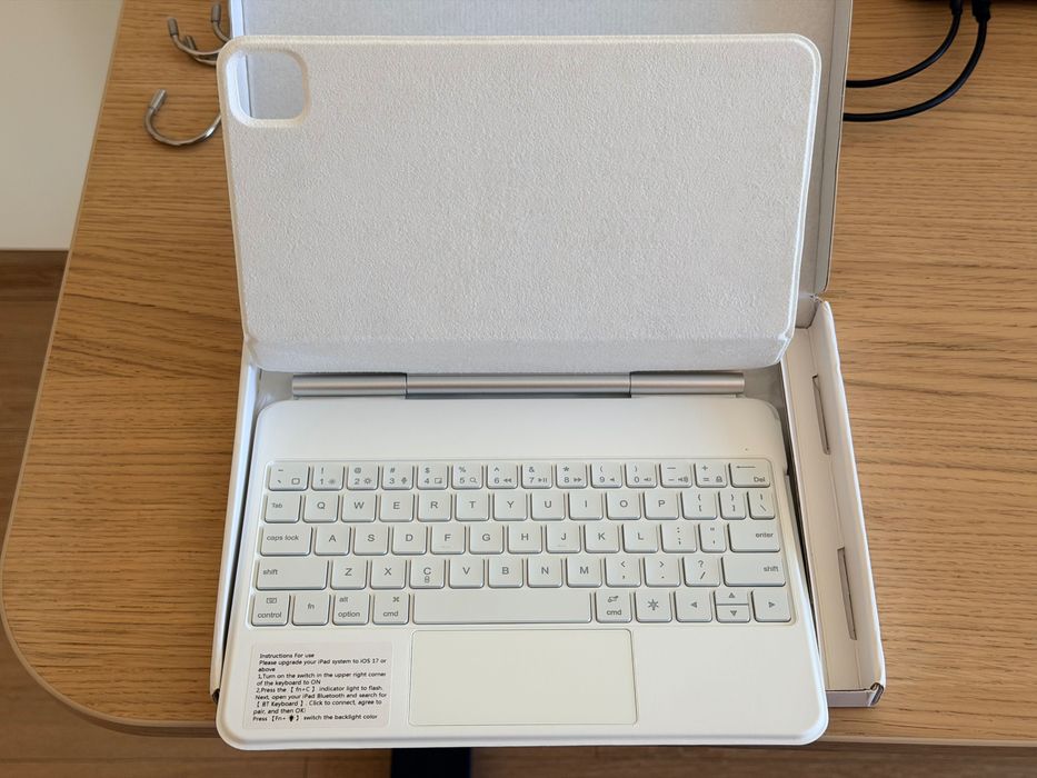 Клавиатура / кейс за iPad Pro 11" 2024 M4 еквивалент на Magic Keyboard