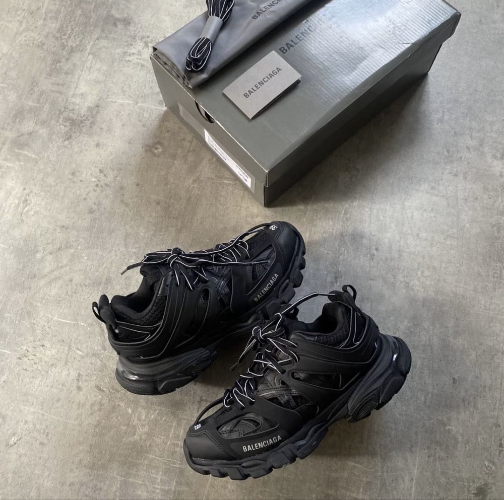 Balengiaga trak black